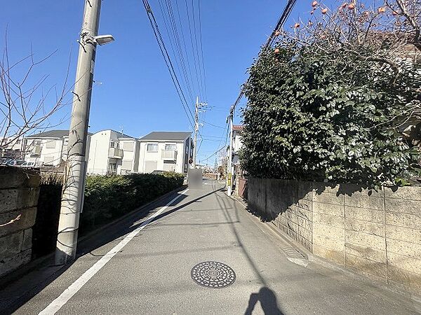 安心して暮らすことのできる住宅街。　住宅地の道路は一般に交通量が少なく車などの騒音が少ないため、住民にとって静かな生活環境が提供されます。