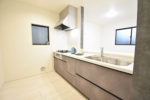 お料理をしながらリビングの家族やゲストとの会話が楽しめるカウンタータイプのキッチン。毎日のお料理を楽しく快適に。