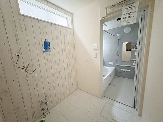 使いやすいタイプの洗面化粧台のあるランドリースペース 