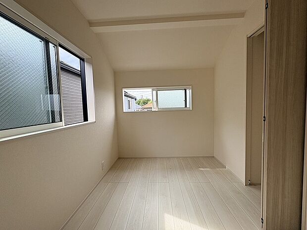 勾配天井の2階のお部屋。この勾配の角度がお洒落な雰囲気を感じさせてくれます。