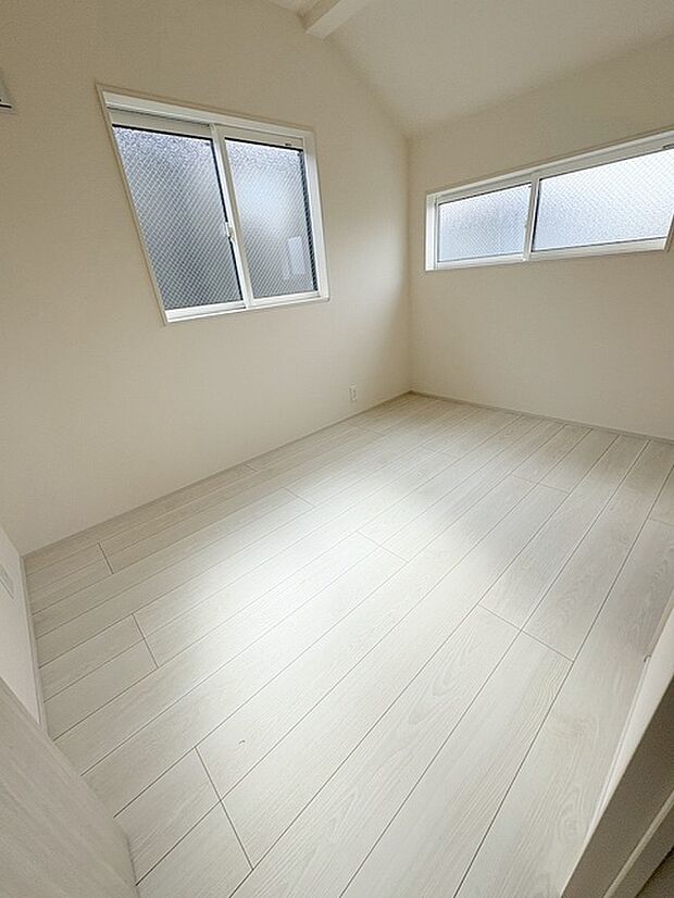 実際に室内をご見学頂くと生活のイメージが広がると思います。家具を置いたイメージや窓からの景色など。周辺で販売に出している物件も一緒にまとめてご見学頂き、比較する事もできます。