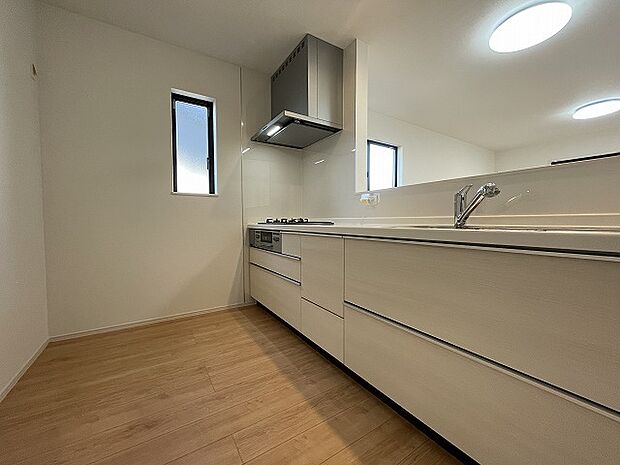 カウンターキッチンならではの開放的な見通し、全体が見渡せることでご家族の団欒スペースもより明るく笑顔が溢れる空間となります。