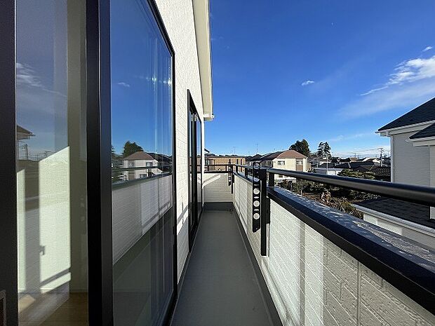 日々の忙しさやストレスから離れ、バルコニーで静かに深呼吸、心が穏やかになります。