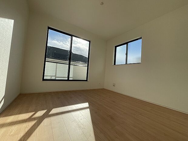 スマートなデザインと賢い収納が生活を快適にします。広々とした雰囲気を演出する工夫が施され、生活空間の魅力を引き出します。