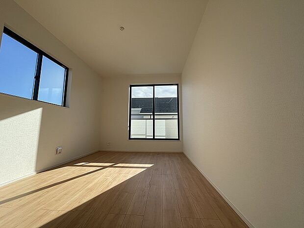 スマートなデザインと賢い収納が生活を快適にします。広々とした雰囲気を演出する工夫が施され、生活空間の魅力を引き出します。