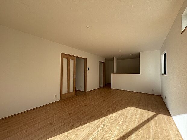 家族が一番集まる場所だから広々としつつも素敵な空間であって欲しい。みんながくつろぐリビングからキッチンまでが一つの空間のように繋がる間取り。 