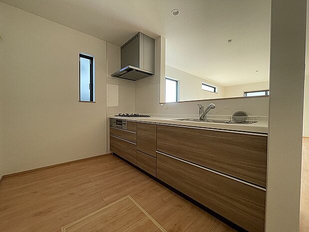 カウンターキッチンならではの開放的な見通し、全体が見渡せることでご家族の団欒スペースもより明るく笑顔が溢れる空間となります。 