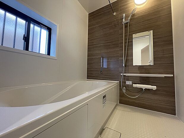 一日の疲れを癒してくれるゆったりとしたバスルームです。 