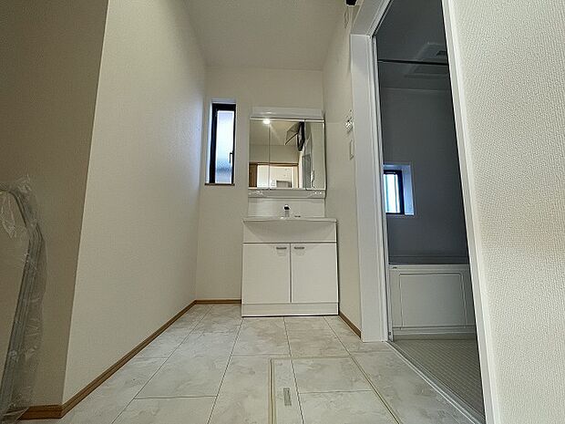 使いやすいタイプの洗面化粧台のあるランドリースペース 