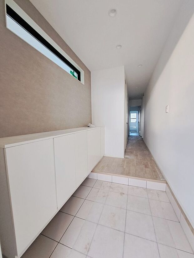 玄関は家の第一印象を左右する重要な場所。ほどよい広さとスタイリッシュな色遣いが印象的です。