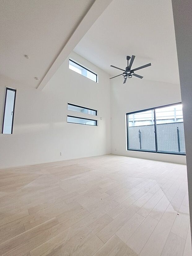 家族の集まるリビングは気持ちの良い自然光が差し込む団欒空間。室内のご見学予約も随時、受付中ですのでお気軽にお問合せください。 