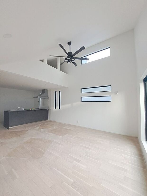 家族が食事するダイニングスペースをキッチンから見渡せる設計に。お料理をしながら家族とのコミュニケーションが増えそうな予感。 