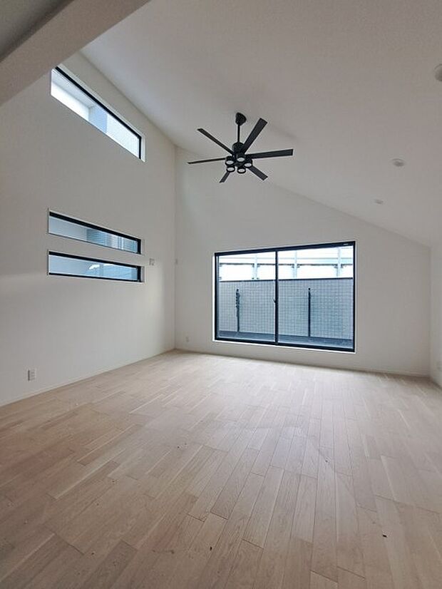 吹抜けの空間を意識した開放感のあるリビング。