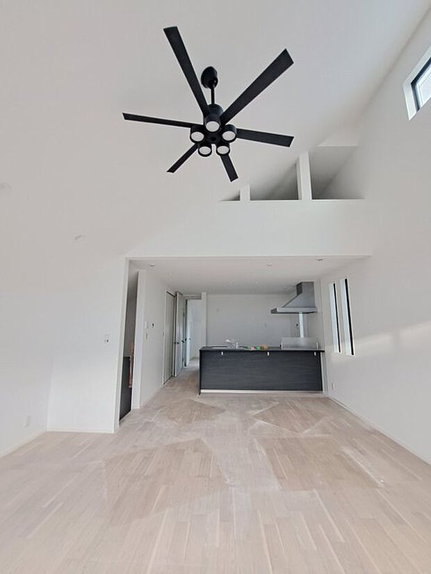 家族の集まるリビングは気持ちの良い自然光が差し込む団欒空間。室内のご見学予約も随時、受付中ですのでお気軽にお問合せください。