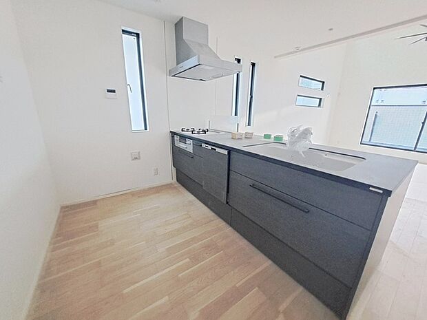 お料理をしながらリビングの家族やゲストとの会話が楽しめるカウンタータイプのキッチン。毎日のお料理を楽しく快適に。