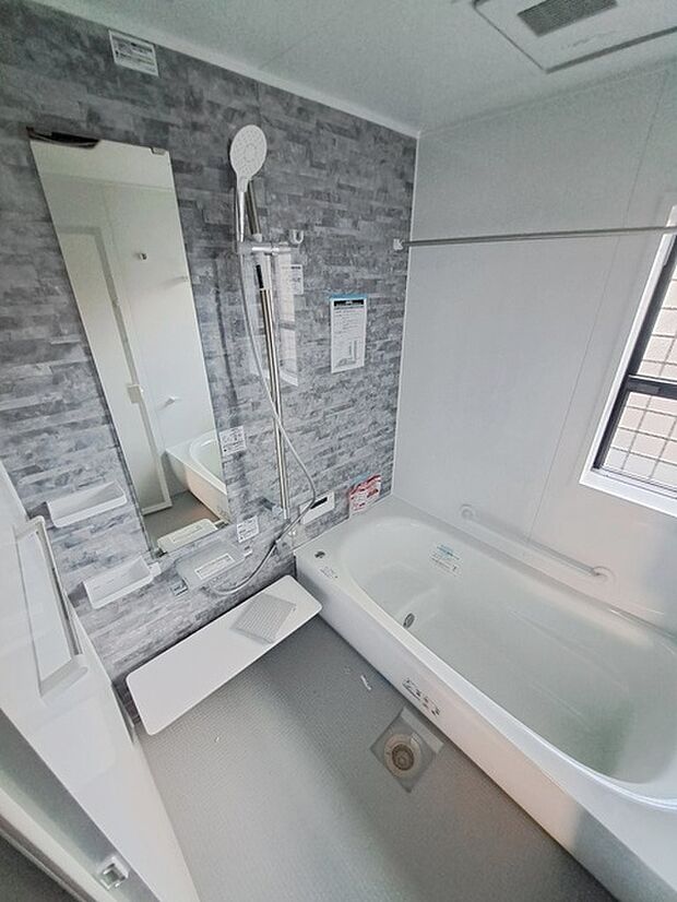 一日の疲れを癒してくれるゆったりとしたバスルームです。 