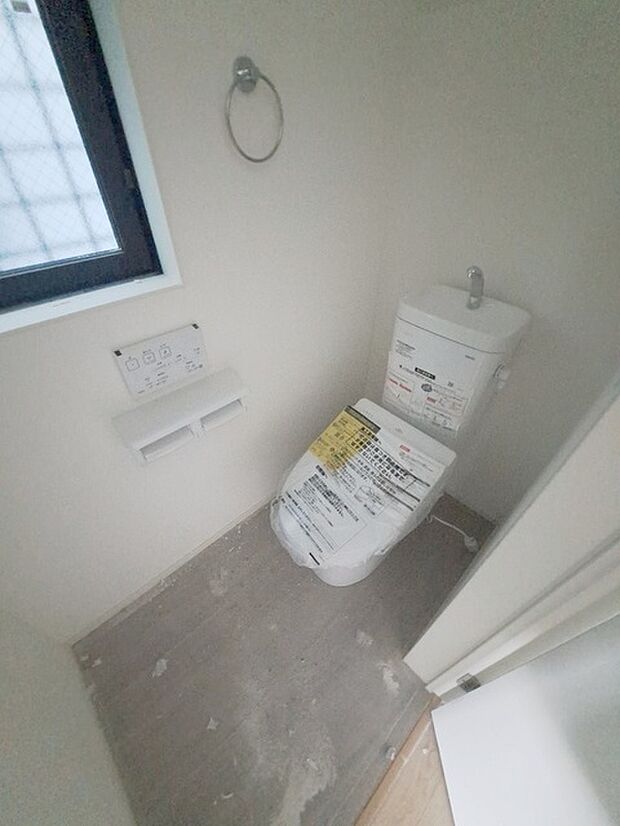 トイレにはウォシュレット機能を標準装備。