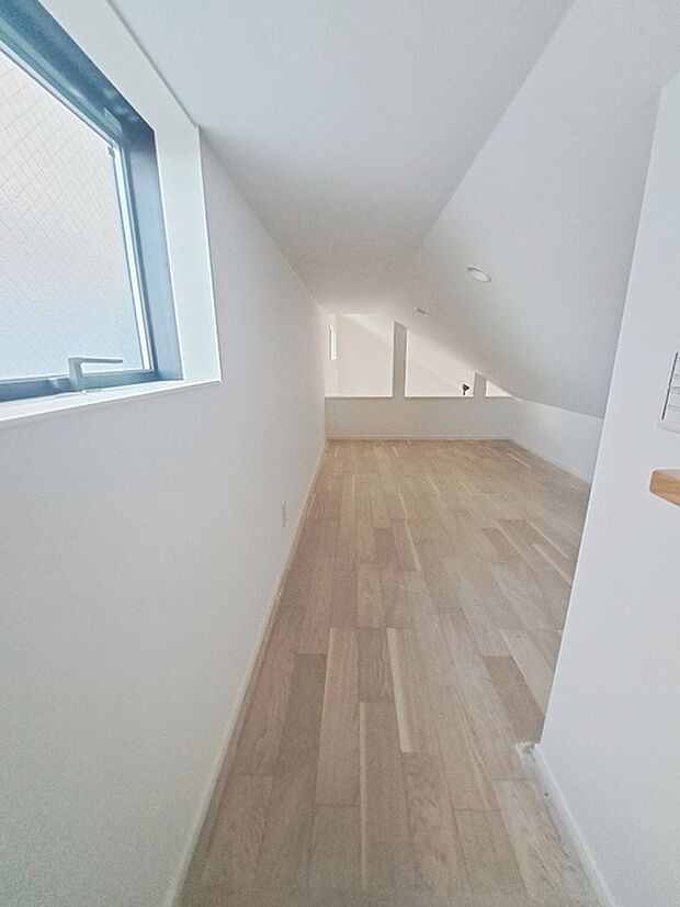 大きな屋根裏部屋はなんだかワクワクしてしまうスペース。趣味の空間や子供のワークスペース、季節物の収納など色々な用途に利用できそうな予感。