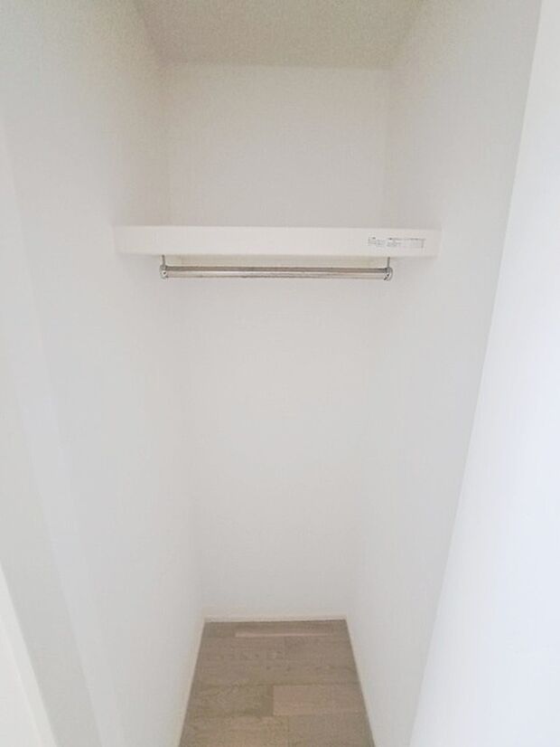 スタイリッシュなデザインと快適な居住性を兼ね備えた洋室。広々とした空間は、自分らしいインテリアを楽しむことができるほか、リラックスした時間を過ごすことができそうです。