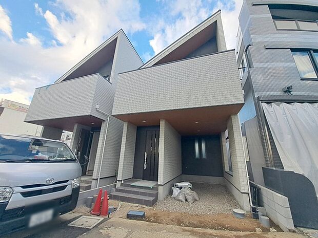 周辺の街並みの中で適度な主張、生活に溶け込むシンプルなデザインの外観が魅力の一戸建です。