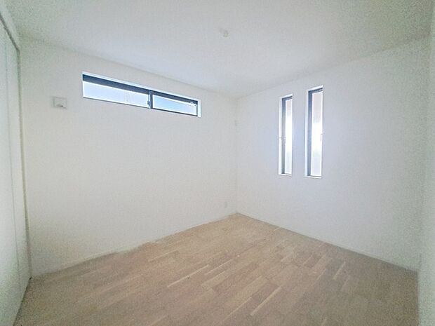 洋室はモダンなデザインと機能性を備え、快適な生活空間に。明るい窓から差し込む自然光が広々とした空間をさらに明るく開放的に感じさせます。