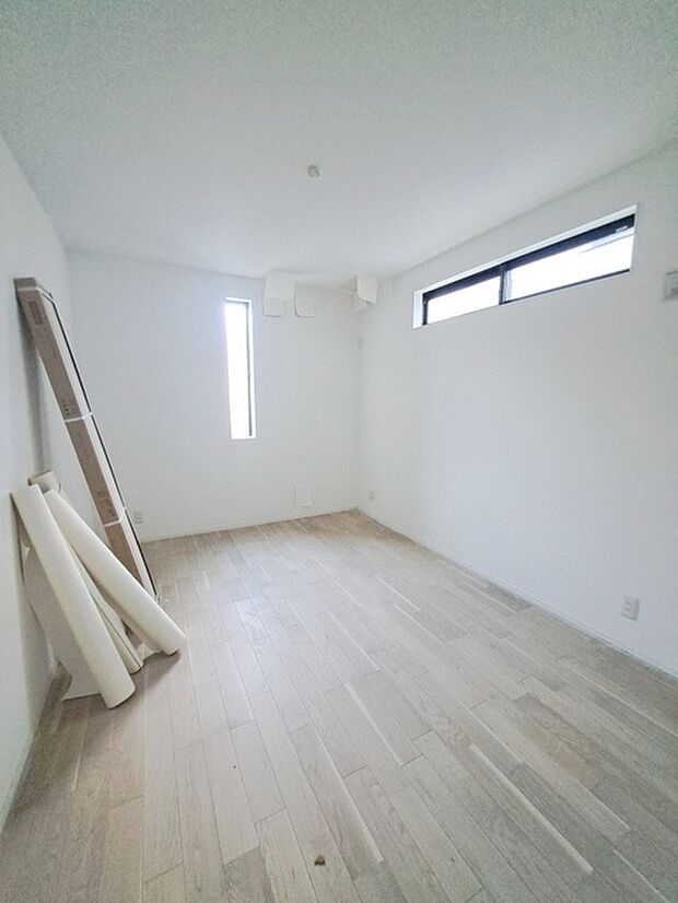 スタイリッシュなデザインと快適な居住性を兼ね備えた洋室。広々とした空間は、自分らしいインテリアを楽しむことができるほか、リラックスした時間を過ごすことができそうです。