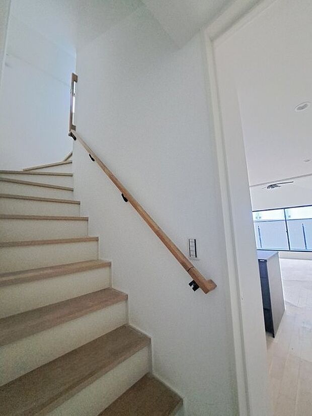 実際に室内をご見学頂くと生活のイメージが広がると思います。家具を置いたイメージや窓からの景色など。周辺で販売に出している物件も一緒にまとめてご見学頂き、比較する事もできます。