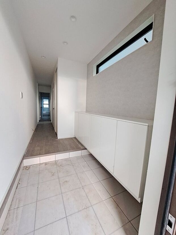 玄関は家の第一印象を左右する重要な場所。ほどよい広さとスタイリッシュな色遣いが印象的です。