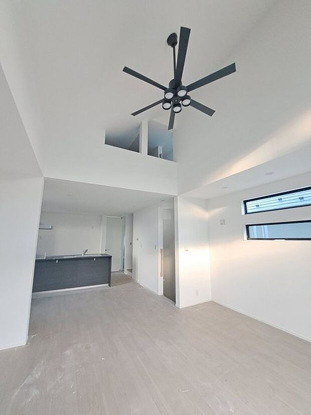 家族の集まるリビングは気持ちの良い自然光が差し込む団欒空間。室内のご見学予約も随時、受付中ですのでお気軽にお問合せください。 