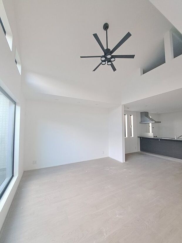 家族が一番集まる場所だから広々としつつも素敵な空間であって欲しい。みんながくつろぐリビングからキッチンまでが一つの空間のように繋がる間取り。