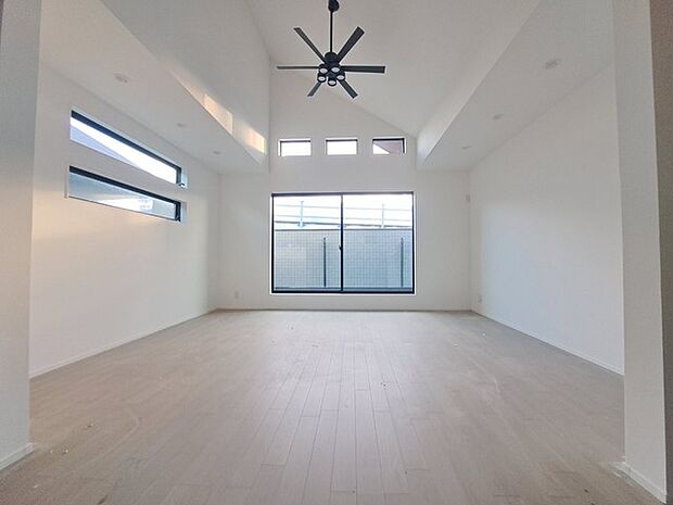 家族みんなが集まるリビング。広さを重視した家族全員が集まれるリビングは、住む上で大事な空間になります。