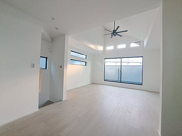 家族の集まるリビングは気持ちの良い自然光が差し込む団欒空間。室内のご見学予約も随時、受付中ですのでお気軽にお問合せください。