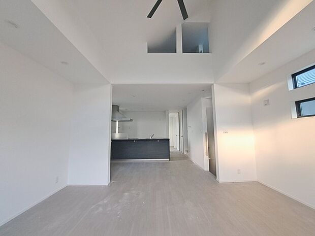 実際に室内をご見学頂くと生活のイメージが広がると思います。家具を置いたイメージや窓からの景色など。周辺で販売に出している物件も一緒にまとめてご見学頂き、比較する事もできます。