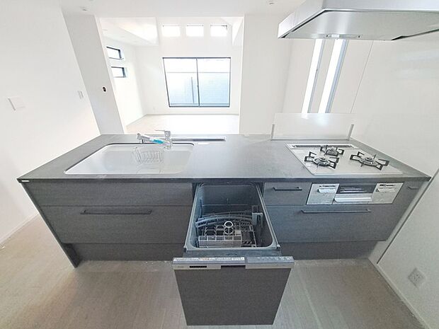 毎日の家事をサポートしてくれる食洗器も標準に装備。ちょっと嬉しい設備です