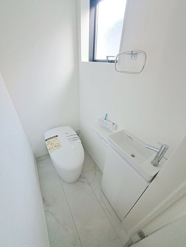 タンクレストイレはスッキリ広々空間を演出。 圧迫感のない憩いのスペースです。