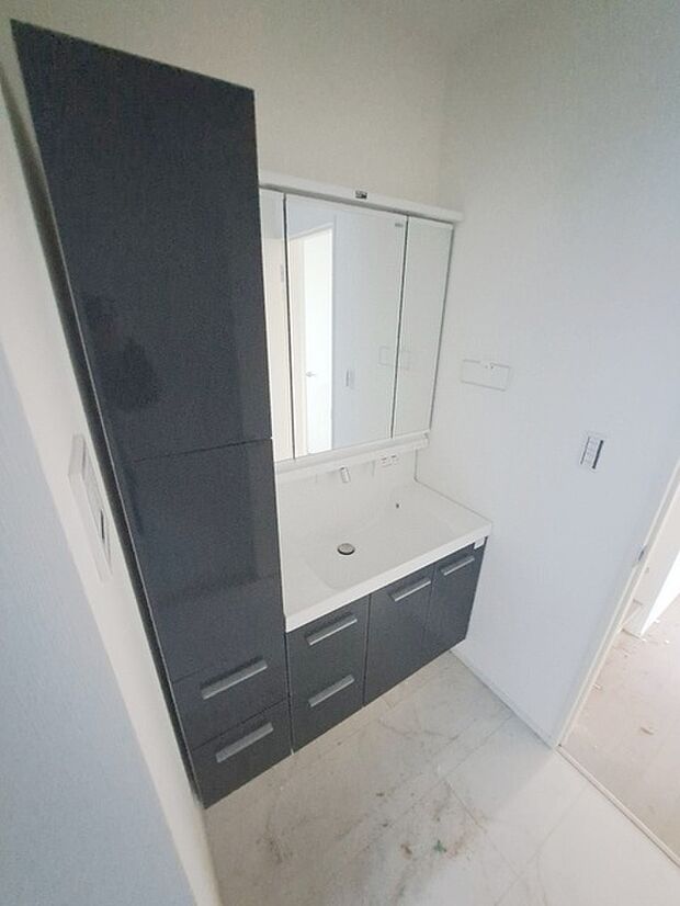 三面鏡に洗面台。 コンセントに照明機能、多機能性を備えた設備です。