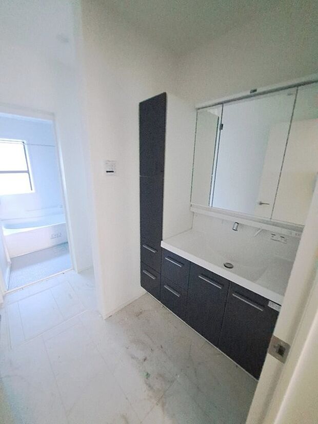 三面鏡に洗面台。 コンセントに照明機能、多機能性を備えた設備です。