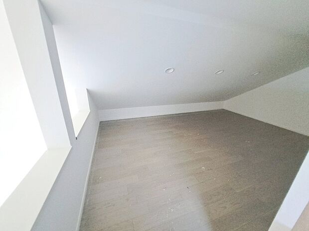 大きな屋根裏部屋はなんだかワクワクしてしまうスペース。趣味の空間や子供のワークスペース、季節物の収納など色々な用途に利用できそうな予感。