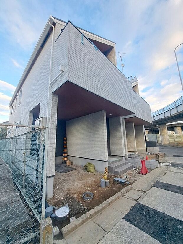 周辺の街並みの中で適度な主張、生活に溶け込むシンプルなデザインの外観が魅力の一戸建です。