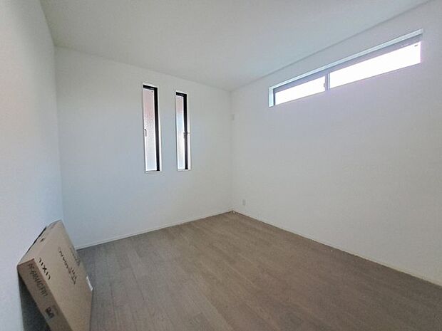 洋室はモダンなデザインと機能性を備え、快適な生活空間に。明るい窓から差し込む自然光が広々とした空間をさらに明るく開放的に感じさせます。  