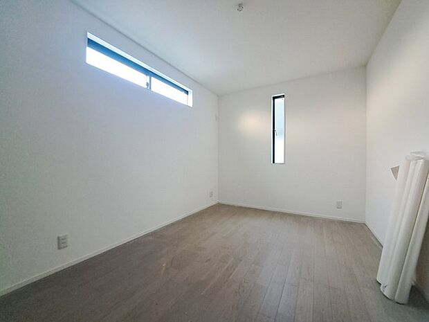 スマートなデザインと賢い収納が生活を快適にします。広々とした雰囲気を演出する工夫が施され、生活空間の魅力を引き出します。