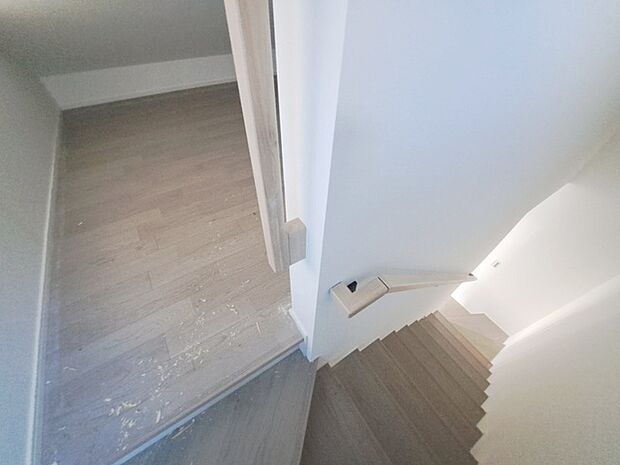 実際に室内をご見学頂くと生活のイメージが広がると思います。家具を置いたイメージや窓からの景色など。周辺で販売に出している物件も一緒にまとめてご見学頂き、比較する事もできます。