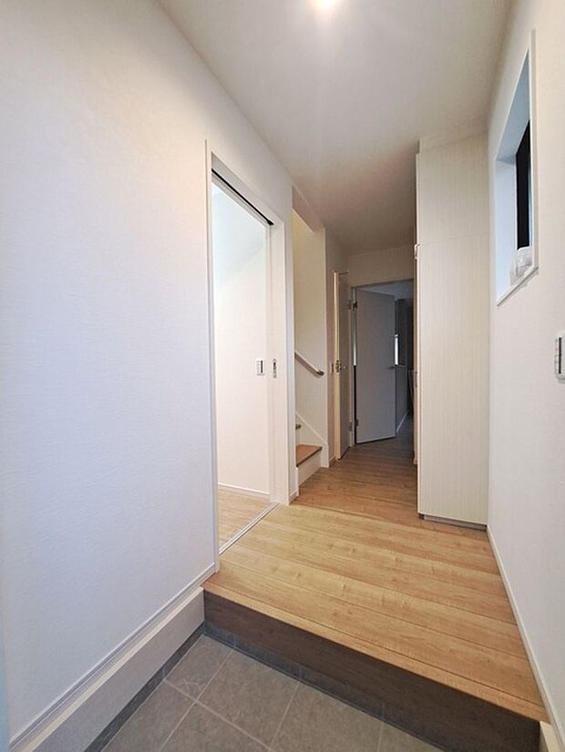 玄関は家の第一印象を左右する重要な場所。ほどよい広さとスタイリッシュな色遣いが印象的です。 