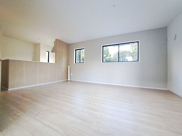 家族が一番集まる場所だから広々としつつも素敵な空間であって欲しい。みんながくつろぐリビングからキッチンまでが一つの空間のように繋がる間取り。