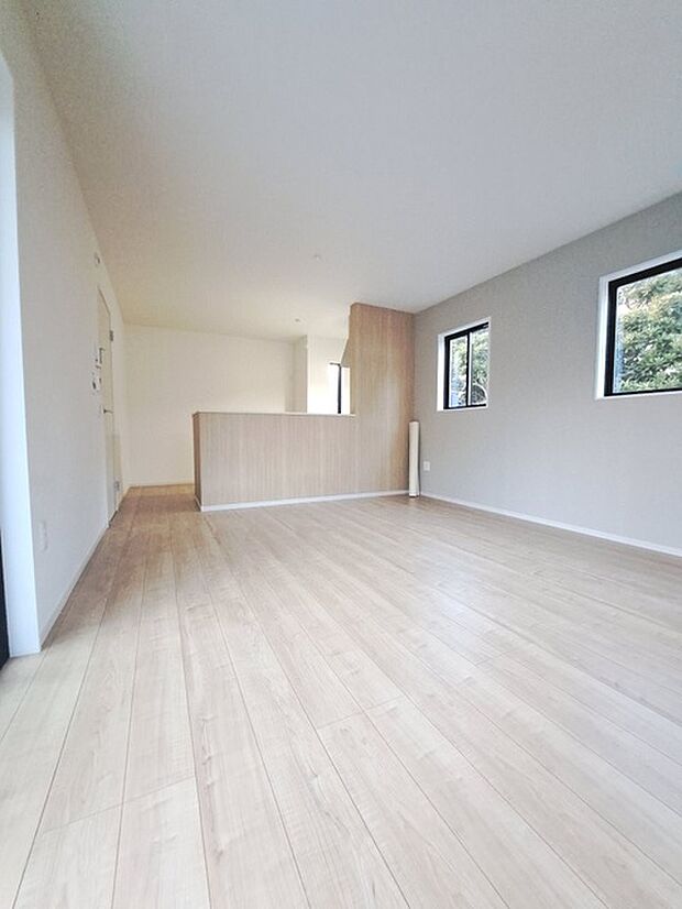 家族の集まるリビングは気持ちの良い自然光が差し込む団欒空間。室内のご見学予約も随時、受付中ですのでお気軽にお問合せください。