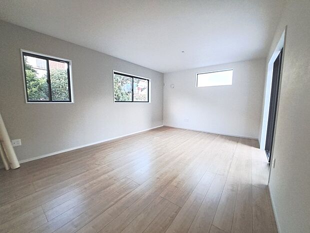 実際に室内をご見学頂くと生活のイメージが広がると思います。家具を置いたイメージや窓からの景色など。周辺で販売に出している物件も一緒にまとめてご見学頂き、比較する事もできます。