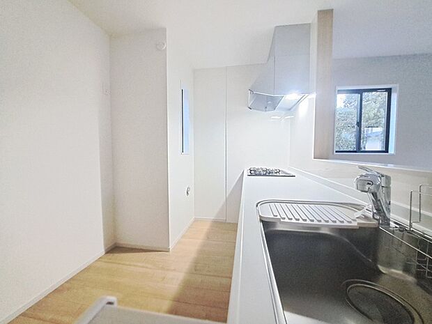 お料理をしながらリビングの家族やゲストとの会話が楽しめるカウンタータイプのキッチン。毎日のお料理を楽しく快適に。 