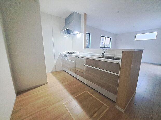 お料理をしながらリビングの家族やゲストとの会話が楽しめるカウンタータイプのキッチン。毎日のお料理を楽しく快適に。 