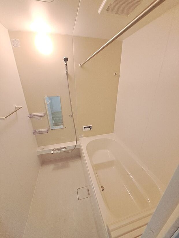 一日の疲れを癒してくれるゆったりとしたバスルームです。