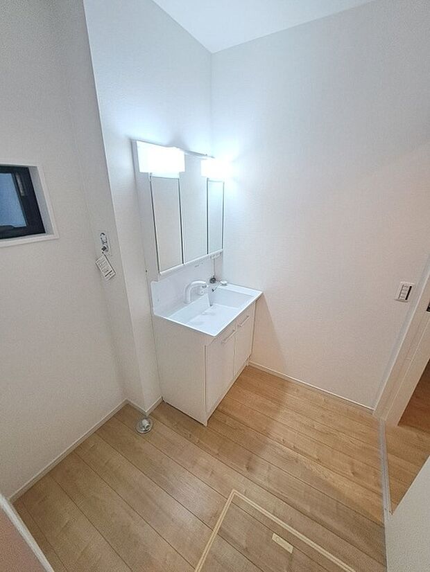 三面鏡に洗面台。 コンセントに照明機能、多機能性を備えた設備です。